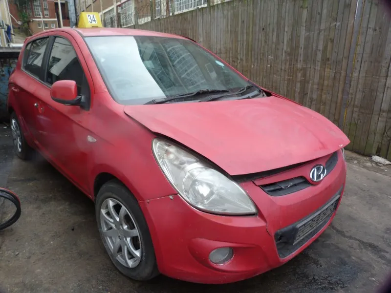 2010 Hyundai i20 G4FC view 3