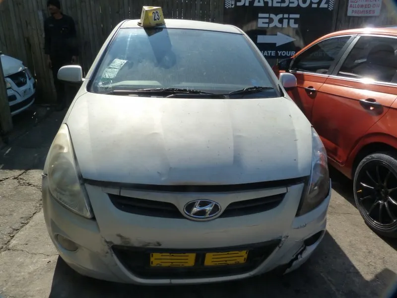 2012 Hyundai i20 G4FC view 2