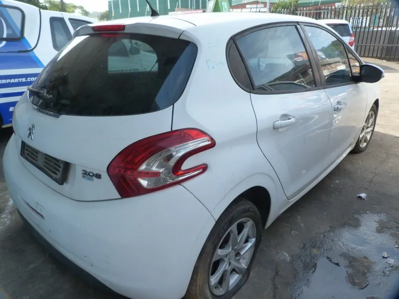 2013 Peugeot 208 thumbnail 6