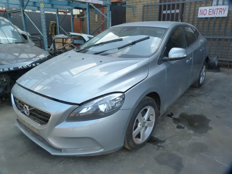2012 Volvo V40 view 4