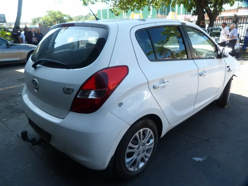 2011 Hyundai i20 G4FA view 5