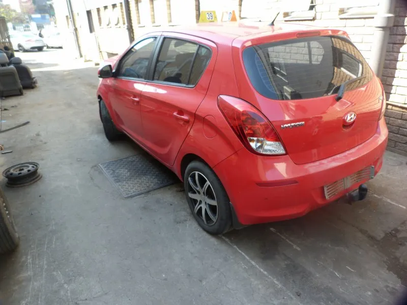 2013 Hyundai i20 G4FA view 6