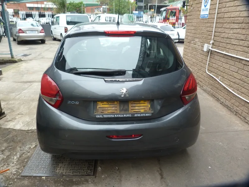 2016 Peugeot 208 10B2 view 5