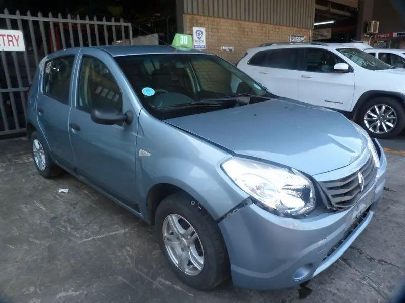 2010 Renault Sandero  view 3