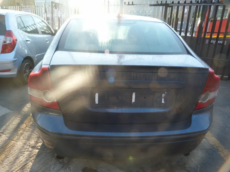 2005 Volvo S40 B5254T view 4