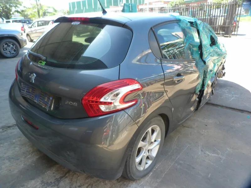 2013 Peugeot 208  view 7