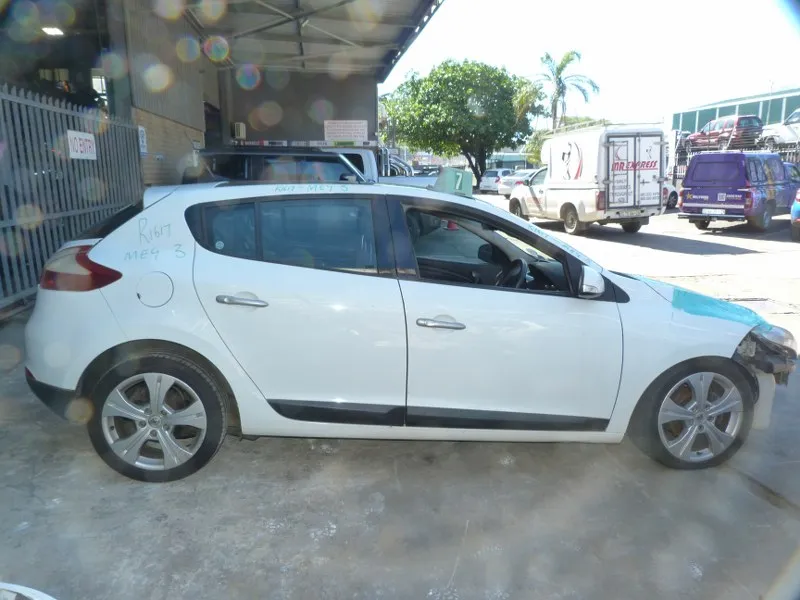 2010 Renault Megane F9QP view 4