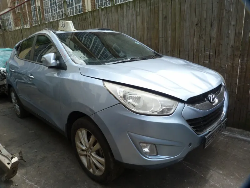2011 Hyundai ix35 G4KD view 4
