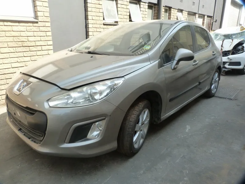 2013 Peugeot 308 view 5