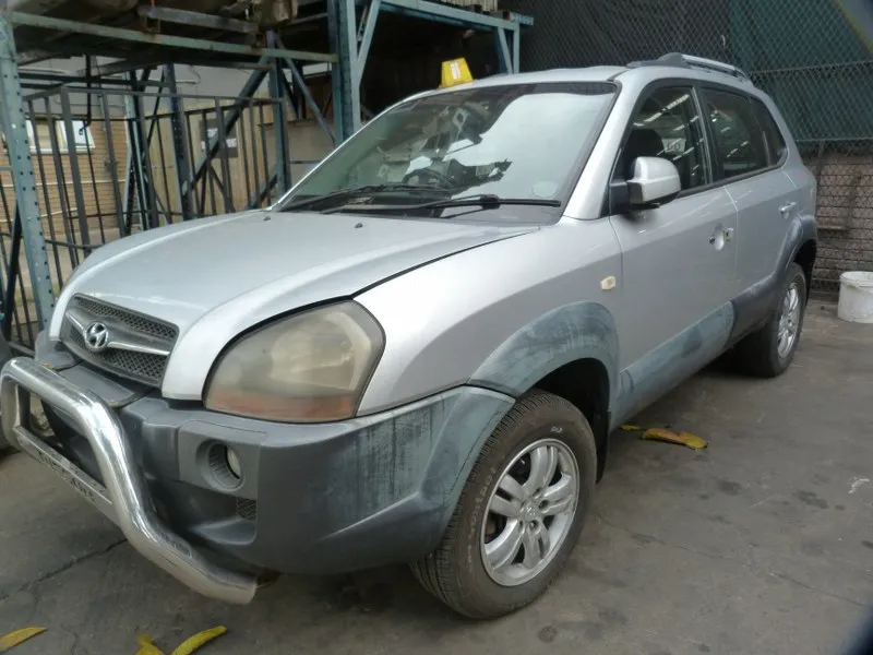 2010 Hyundai Tucson G4GC view 4