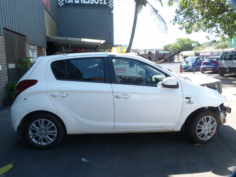 2011 Hyundai i20 G4FA view 4