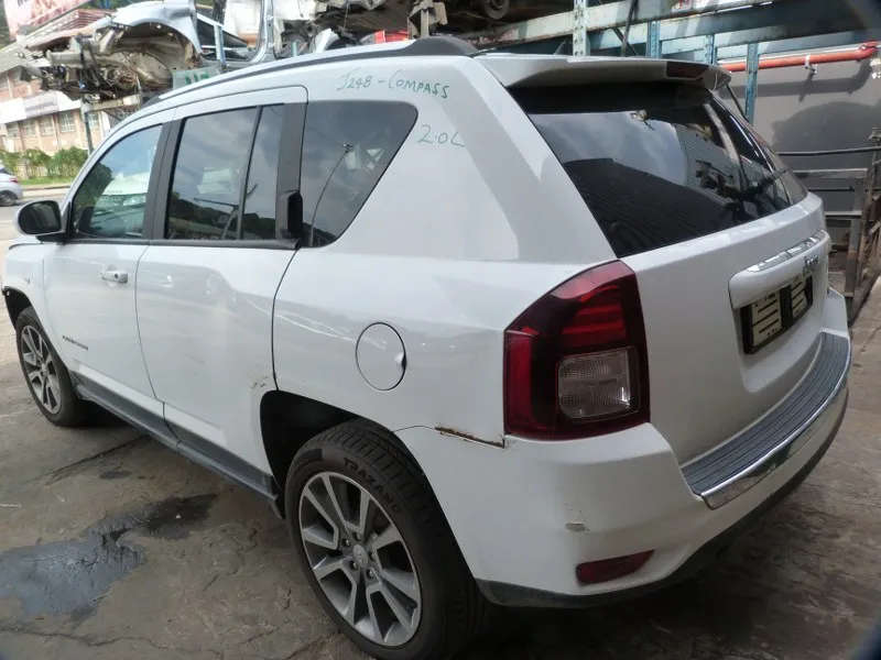 2014 Jeep Compass  view 8