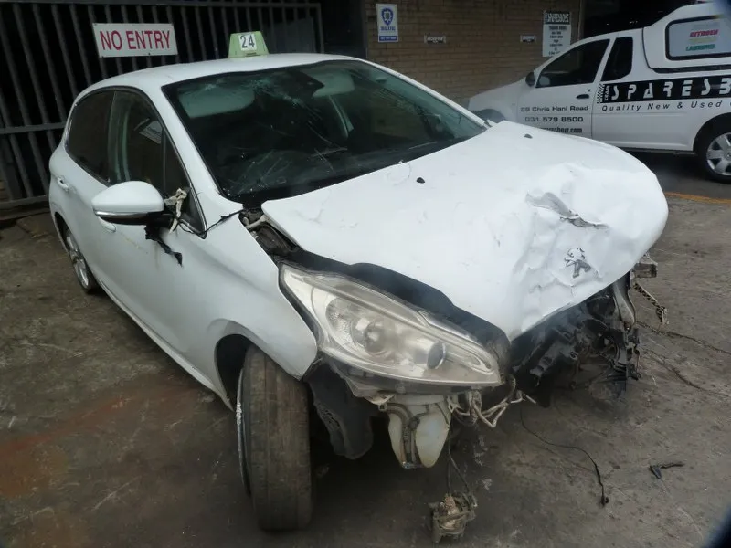 2015 Peugeot 208 10B view 3