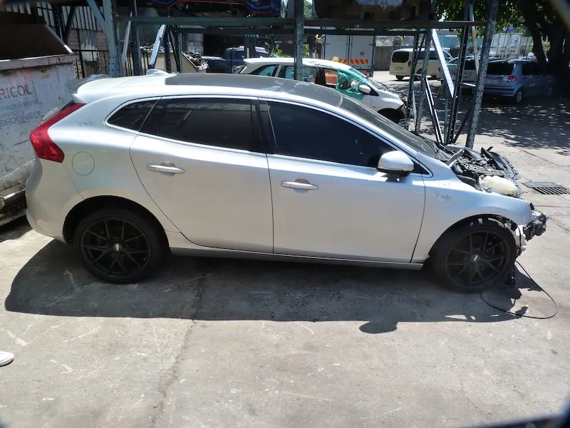 2014 Volvo V40 D5204T view 4