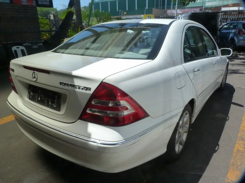 2005 Mercedes-Benz C-Class 271 view 7
