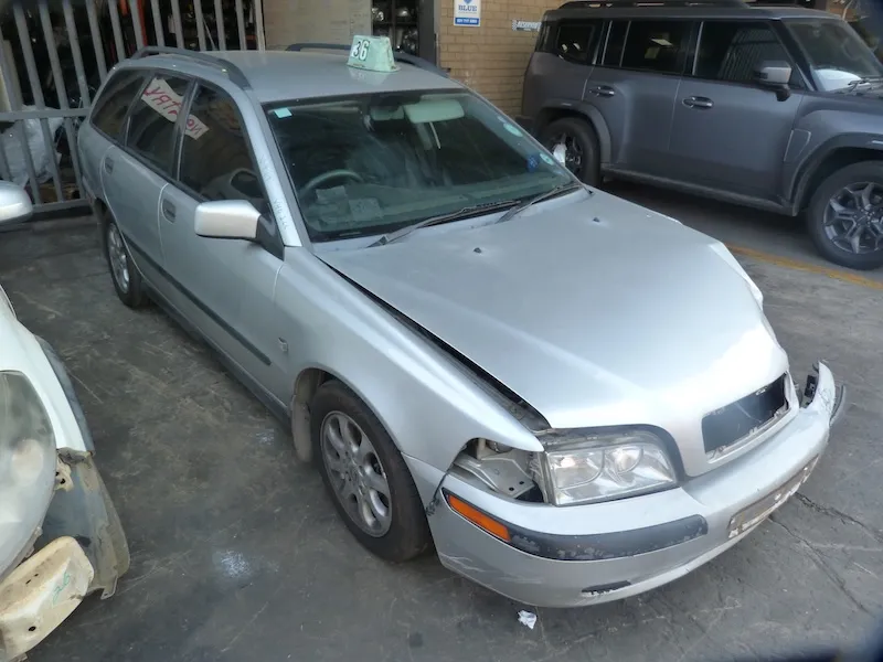 2001 Volvo V40 B4204S view 2