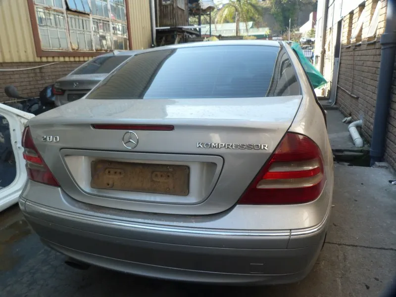 2004 Mercedes-Benz C-Class view 4