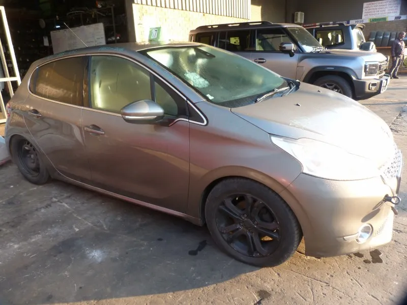2013 Peugeot 208 10H view 6