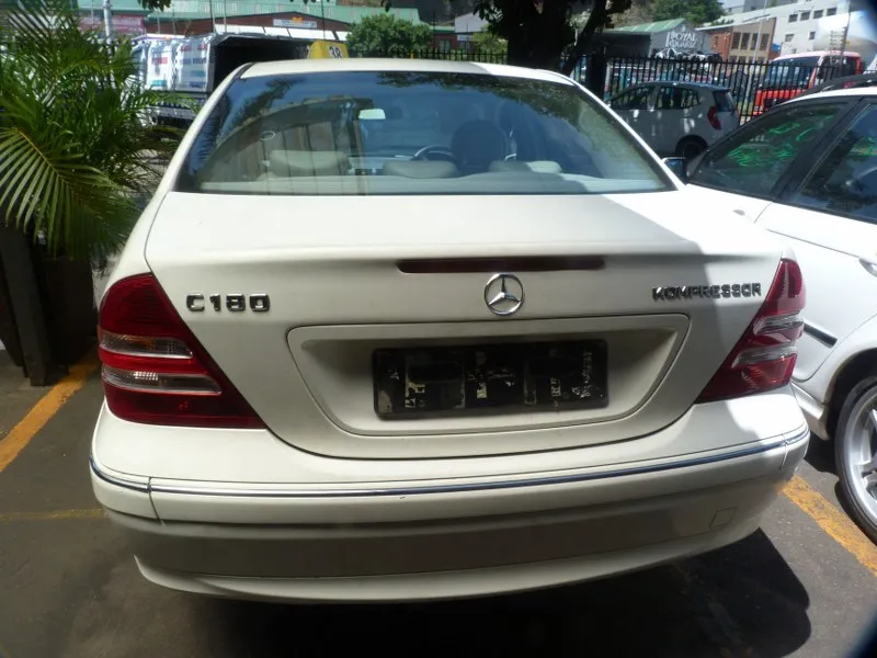 2005 Mercedes-Benz C-Class 271 view 5