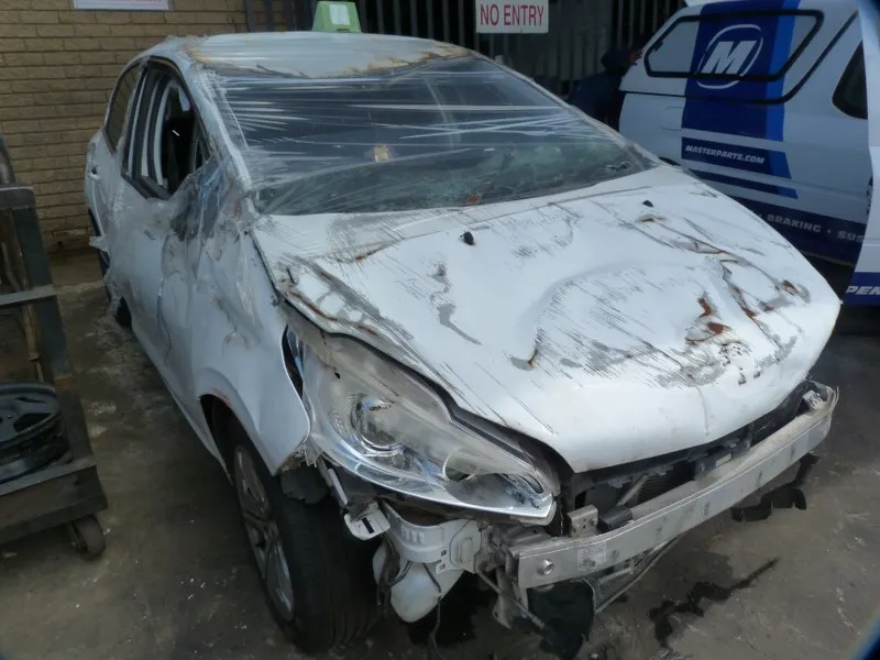 2014 Peugeot 208 10FH view 3