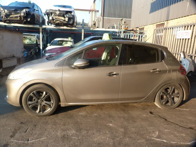 2013 Peugeot 208 10H view 3