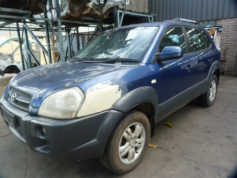 2005 Hyundai Tucson G4GC view 4