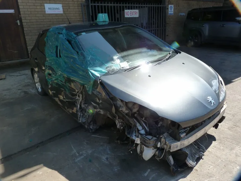 2013 Peugeot 208  view 3