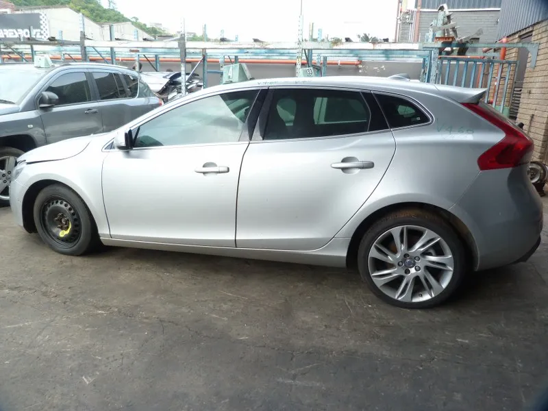 2014 Volvo V40 D5204T view 4