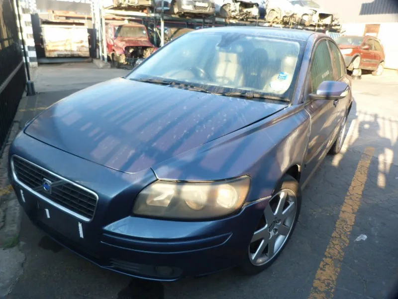 2005 Volvo S40 B5254T view 3