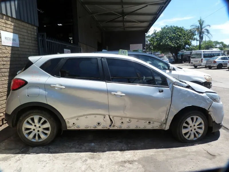 2015 Renault Captur 900T view 5