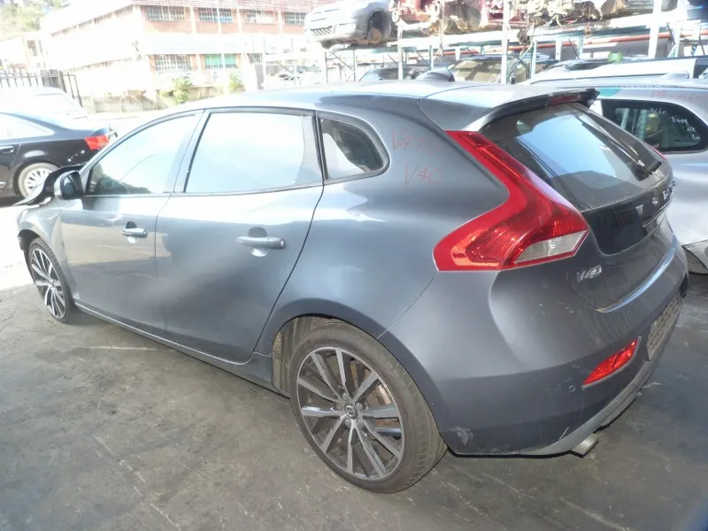 2017 Volvo V40 B4154T4 view 4