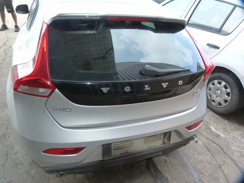 2014 Volvo V40 D5204T view 3