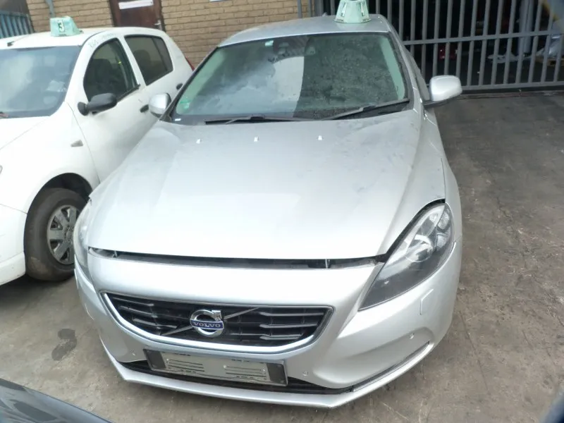2014 Volvo V40 D5204T view 2