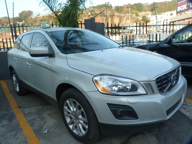 2010 Volvo XC60 view 4