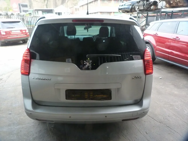 2013 Peugeot 5008 view 3