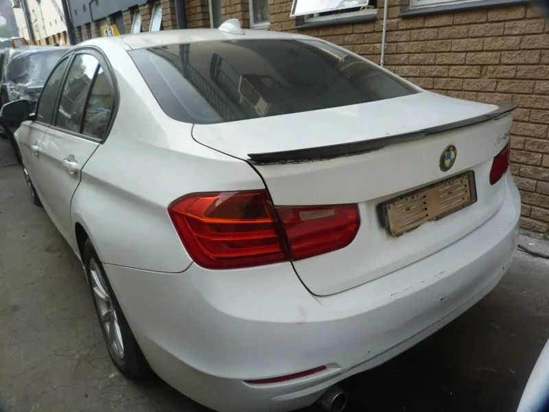 2014 BMW 3 Series view 4