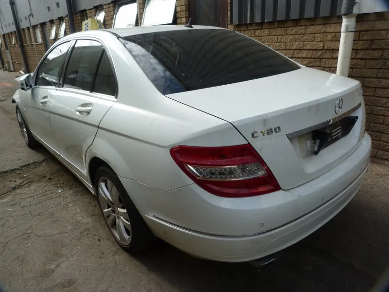 2011 Mercedes-Benz C-Class 271 view 5