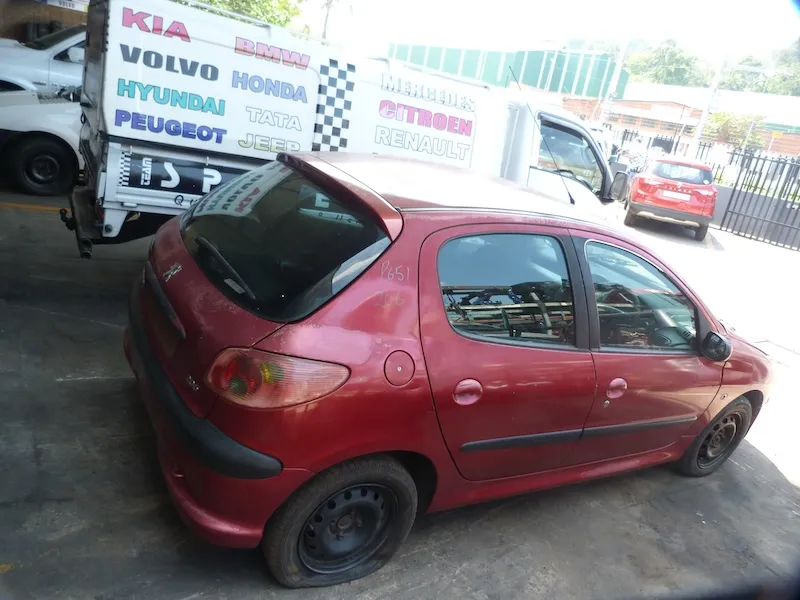 2001 Peugeot 206  view 4