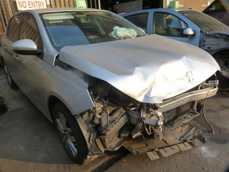 2016 Peugeot 308 10XV view 3