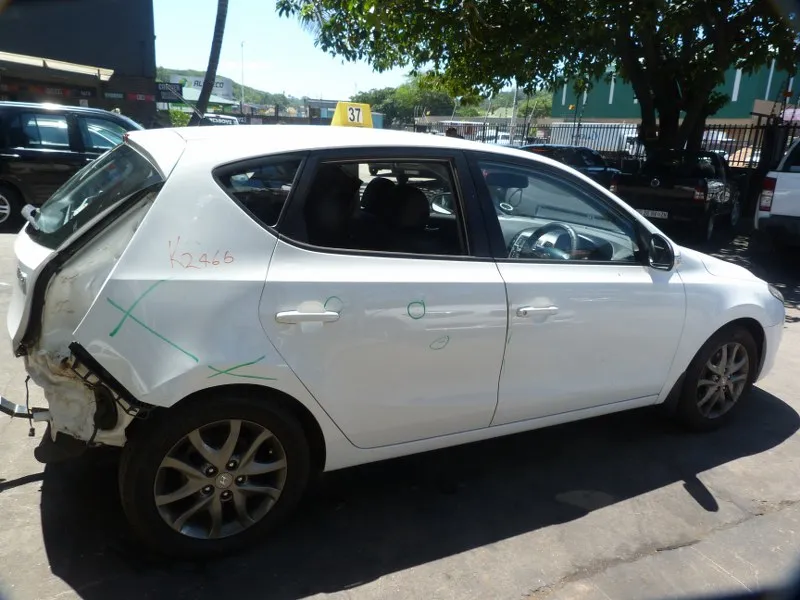 2012 Hyundai i30 G4FC view 5