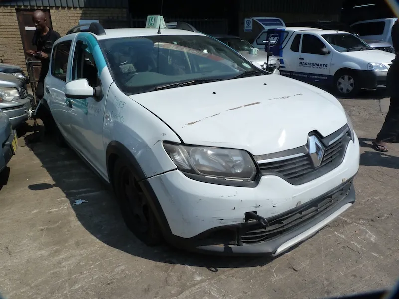 2015 Renault Sandero  view 3
