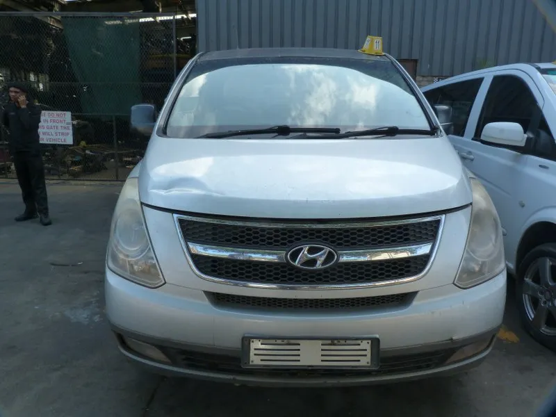 2010 Hyundai H-1 view 5