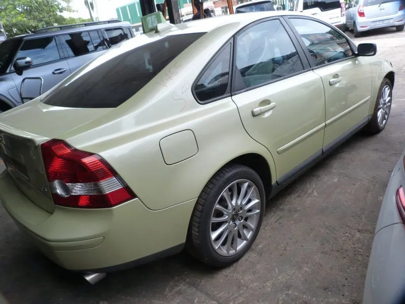 2005 Volvo S40 B5254T view 8