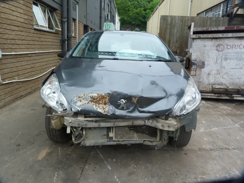 2016 Peugeot 208 10B2 view 3