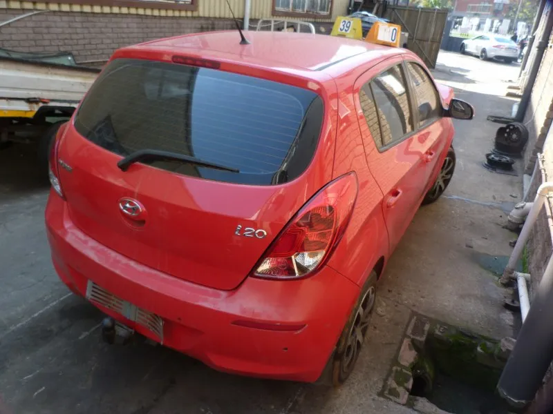 2013 Hyundai i20 G4FA view 8