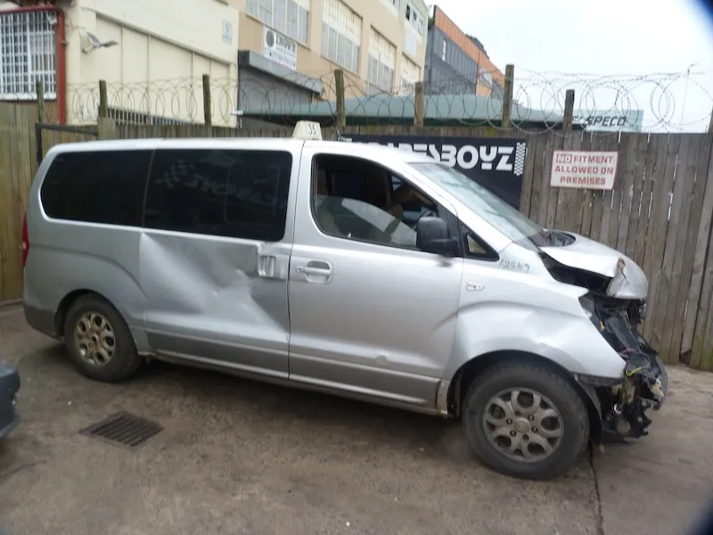 2010 Hyundai H-1 G4KG view 3