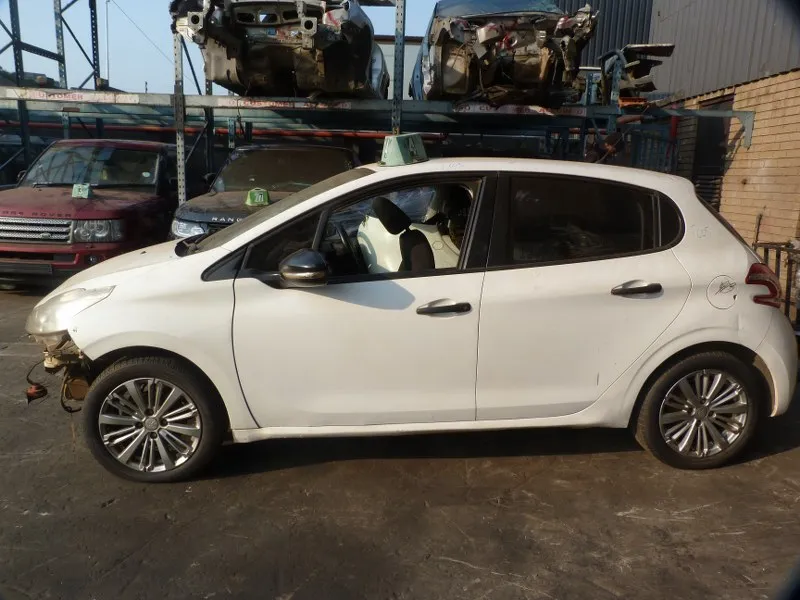 2013 Peugeot 208 view 4