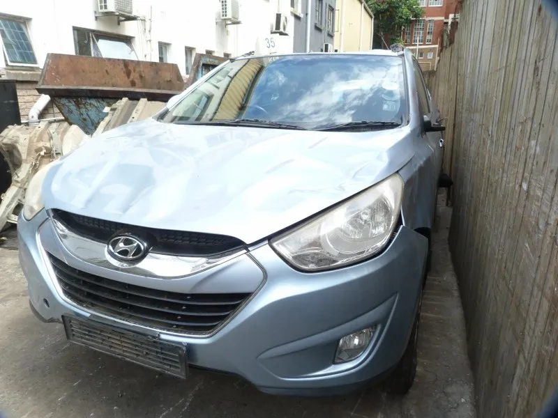 2011 Hyundai ix35 G4KD view 3