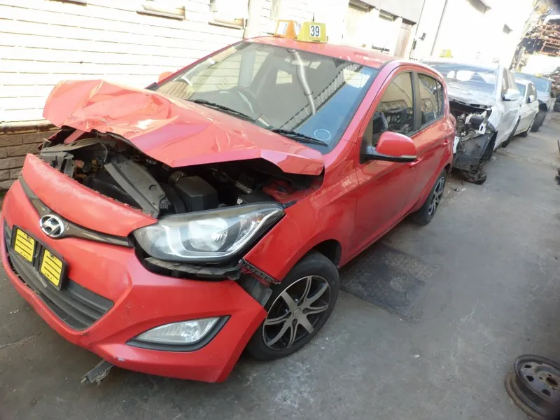 2013 Hyundai i20 G4FA view 4