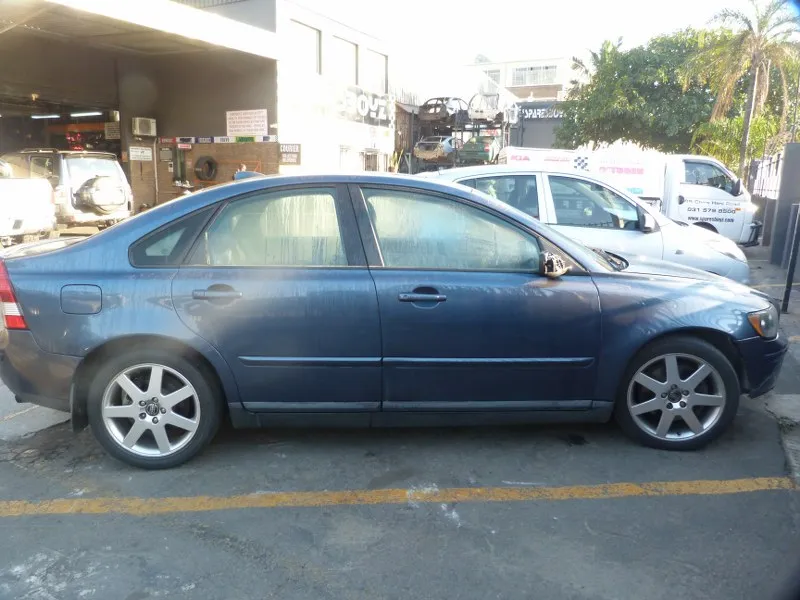 2005 Volvo S40 B5254T view 5